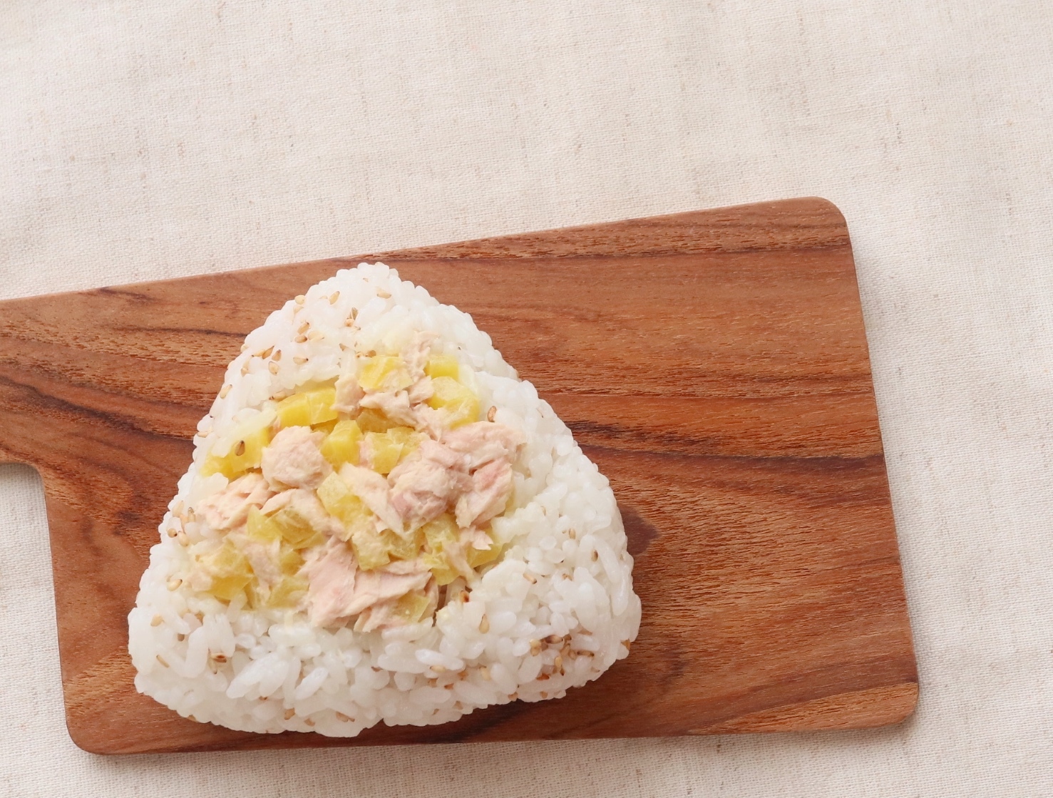 刻んだ「たくあん」をツナマヨに混ぜるだけ。甘じょっぱさと食感が魅力の絶品おにぎりレシピ