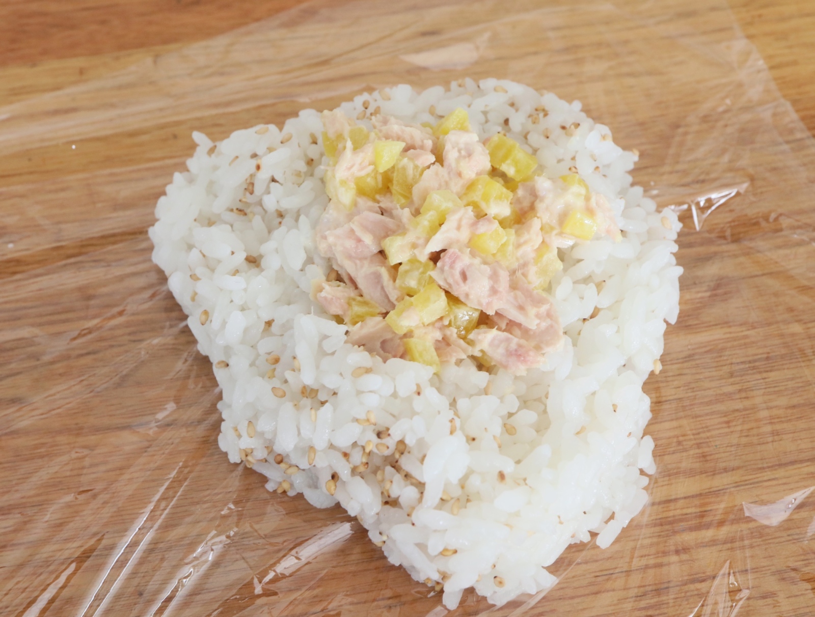 刻んだ「たくあん」をツナマヨに混ぜるだけ。甘じょっぱさと食感が魅力の絶品おにぎりレシピ