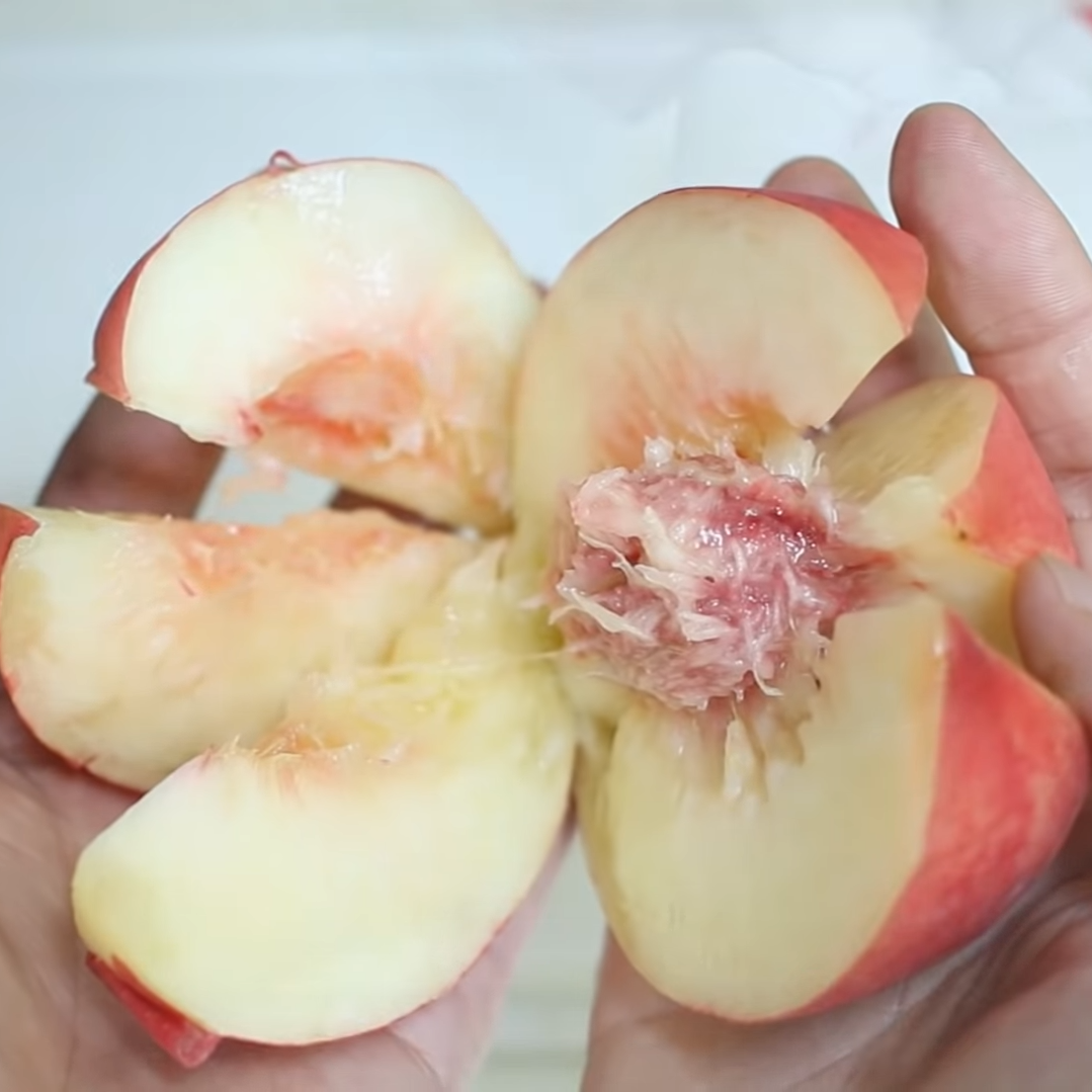 種がついたままの「桃」をパックリ6等分にする方法 
