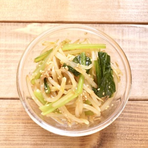 もう大量のお湯で茹でない。「もやし」をおいしく食べる“もやしと小松菜のナムル”レシピ