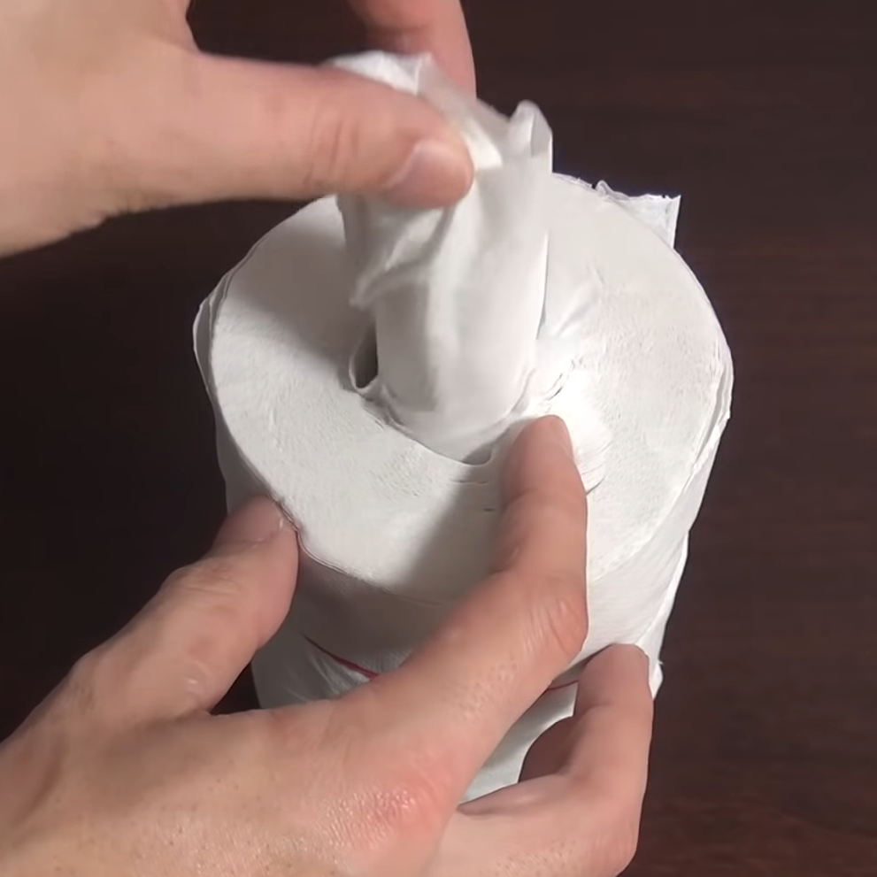  輪ゴムを使って「トイレットペーパー」を回転せずに取り出しやすくする方法。 