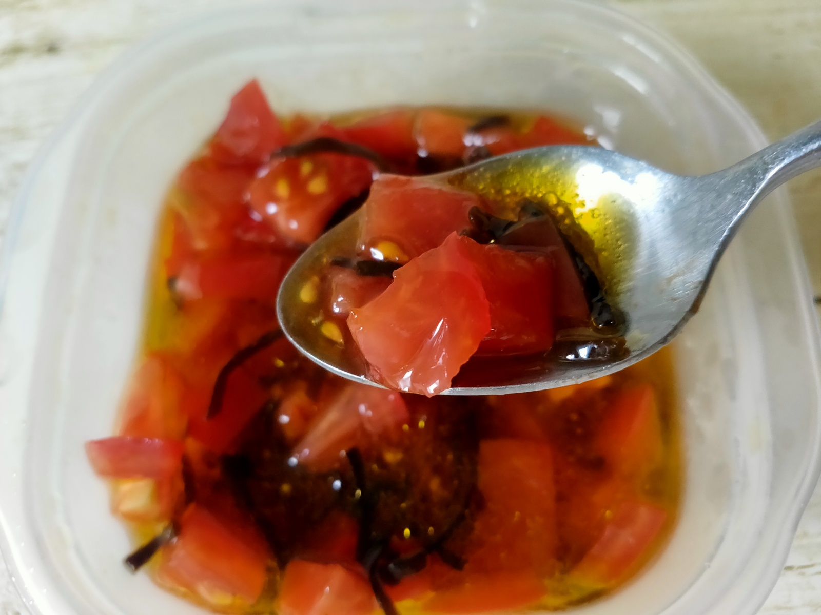 「トマト」に塩昆布と調味料をまぜて放置するだけ。何にのせてもおいしくなる！“万能だれ”のつくりかた