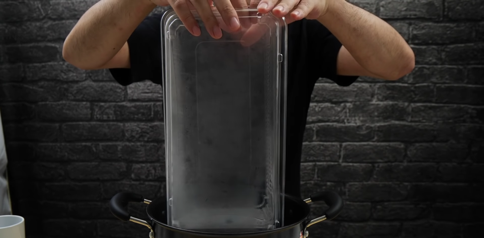 コストコの容器を熱湯に入れる男性