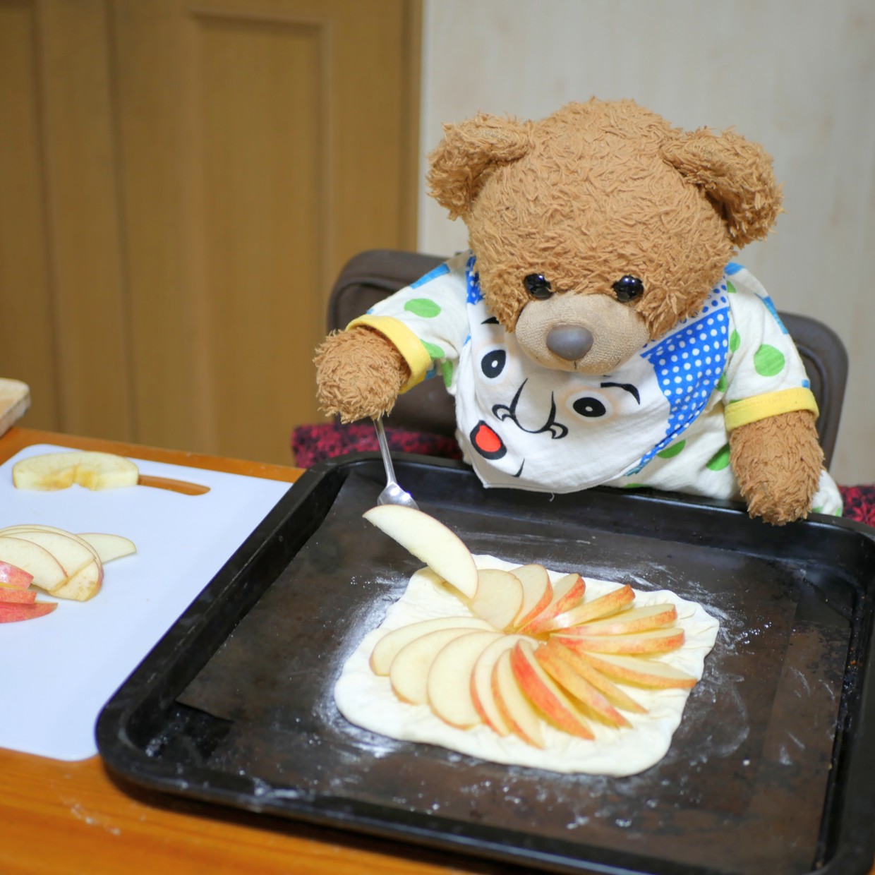 パイシートにりんごのスライスを並べるだけ！くまくんの「簡単アップルパイ」レシピ