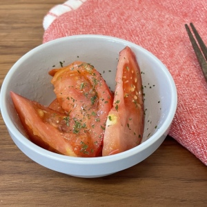 トマトに調味料をまぜあわせて温めるだけ。あと一品が5分で完成「コンソメトマト」レシピ