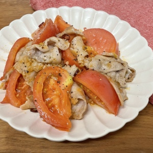 「豚バラ」を買ったらトマトとガーリックオイルで炒めてほしい。夕食時に10分でつくれるレシピ