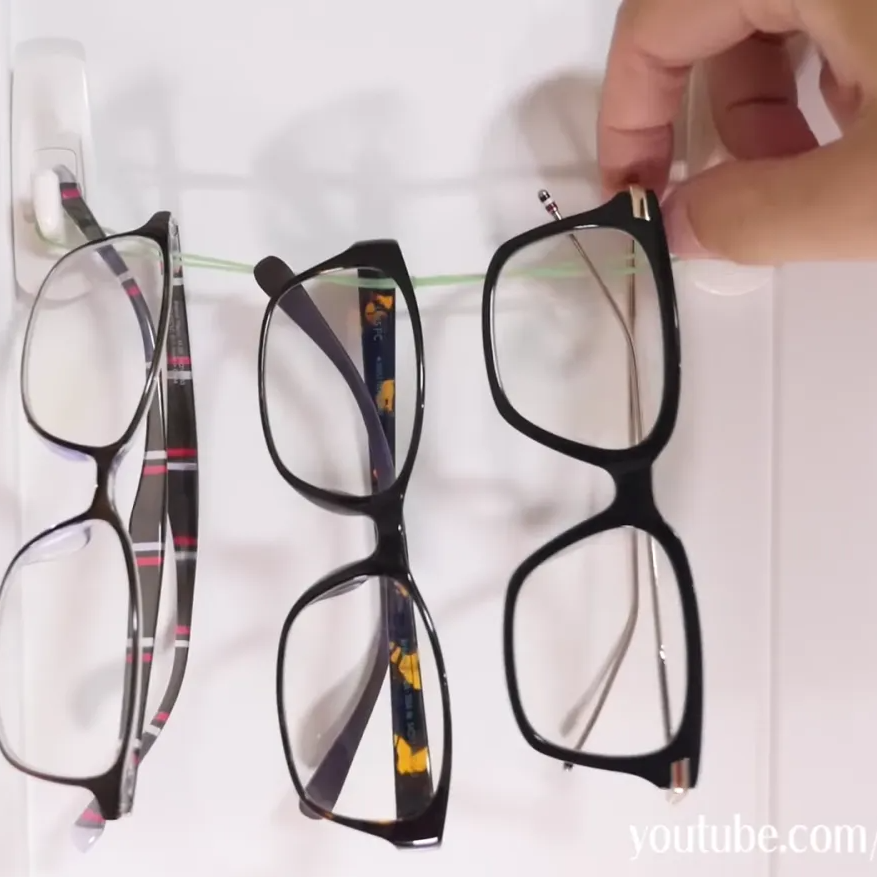  メガネの収納に困る……。壁に穴を開けずにつけられる”メガネを壁掛け収納”する簡単な方法とは？ 
