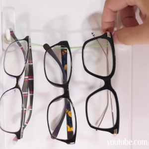 メガネがサッと取りやすい。壁に穴を開けずに作る「メガネの壁掛け収納術」