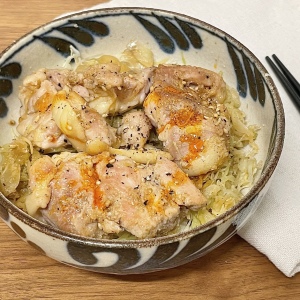 「鶏モモ肉」とキャベツを調味料で炒めるだけ！帰宅後10分でつくれるレシピ