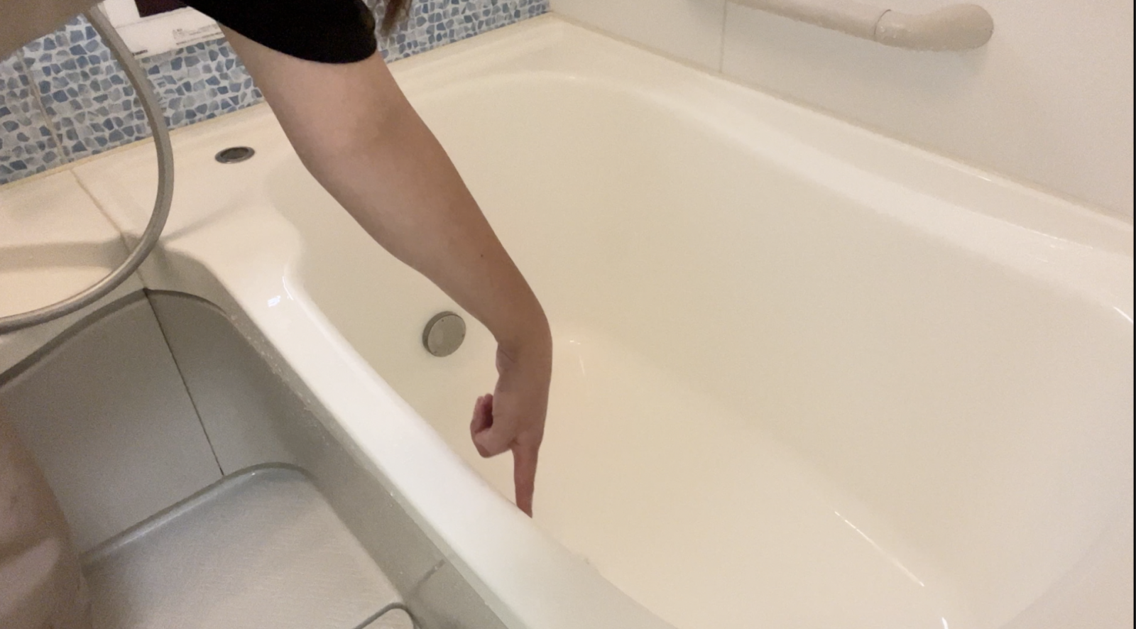 お風呂用洗剤で落ちない 浴槽の皮脂汚れと水垢 をごっそり落とす かんたん掃除術