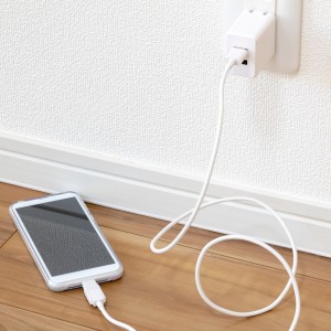 専用アイテムを買う必要なし！充電ケーブルを使って「スマホを床に置かずに充電するワザ」