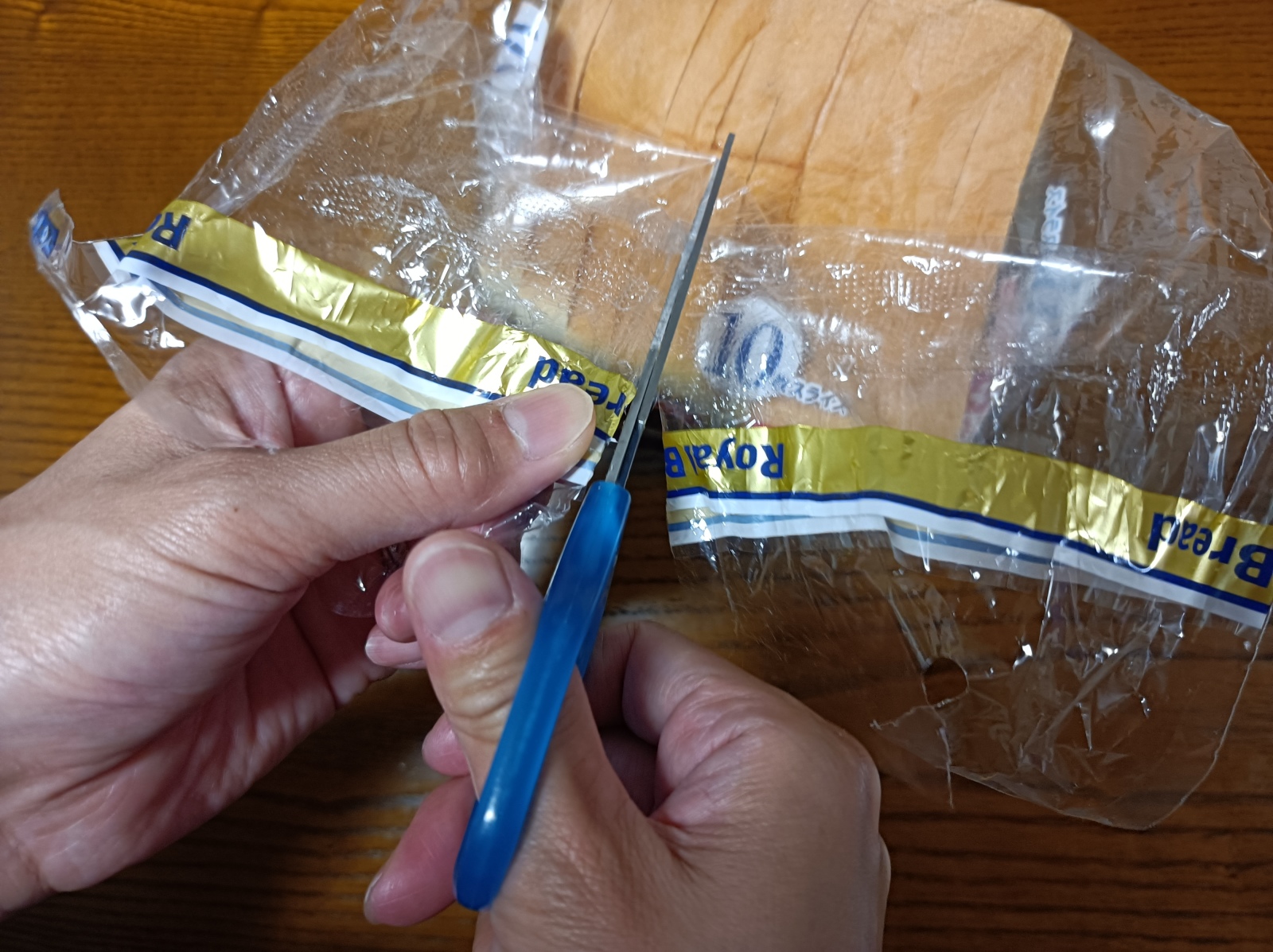 知ってると得する「食パン袋の口をかんたんに閉じる方法」乾燥を防いで見た目もかわいい!