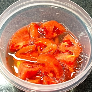 夜「皮をむいたトマト」を甘酢に漬けて放置するだけ。朝食は冷蔵庫から出すだけレシピ