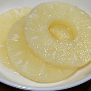 缶詰パイナップルを“リボン”の形にする方法。子どものお弁当にピッタリ！