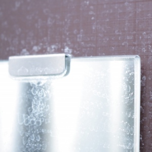 お風呂の鏡についた“うろこ汚れ”が落ちない…。「頑固な水アカ汚れ」をごっそり取るプロの掃除術 #タスカジ直伝