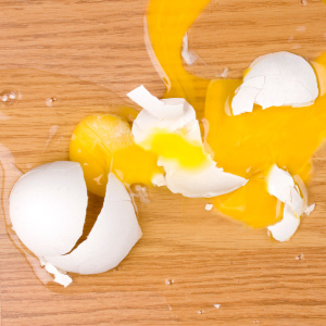 卵を床に落としちゃった…。そのまま拭いたらNG！知ってると得する「生卵をきれいに取り除く方法」