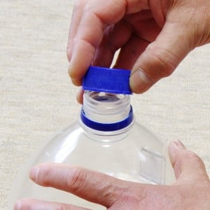 なかなか開かない「ペットボトルの蓋」をかんたんに開ける方法。手が乾燥していてもOK！