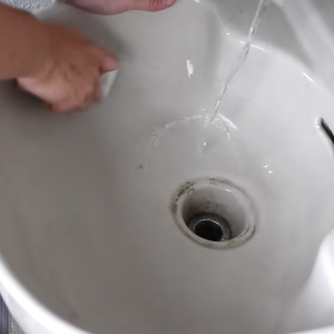 洗面台の「頑固な水アカやウロコ汚れ」をごっそり落とす！“コスパ最強の掃除術”