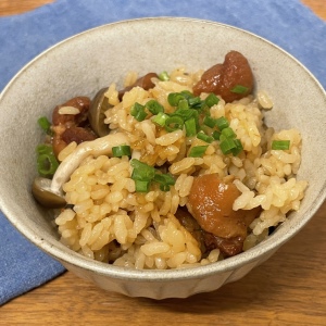 お米の上に「焼き鳥缶」としめじ、調味料を入れて炊飯器のスイッチ押すだけ！失敗しない炊き込みご飯レシピ