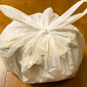 固く縛った“ゴミ袋の結び目”がカンタンにほどける裏ワザ。ゴミ出しに便利！　