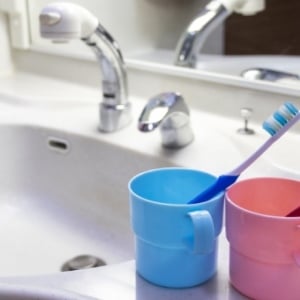 ホコリや歯磨き粉がこびりついた「洗面所」。タスカジ流“ゴムパッキンのカンタン掃除術”
