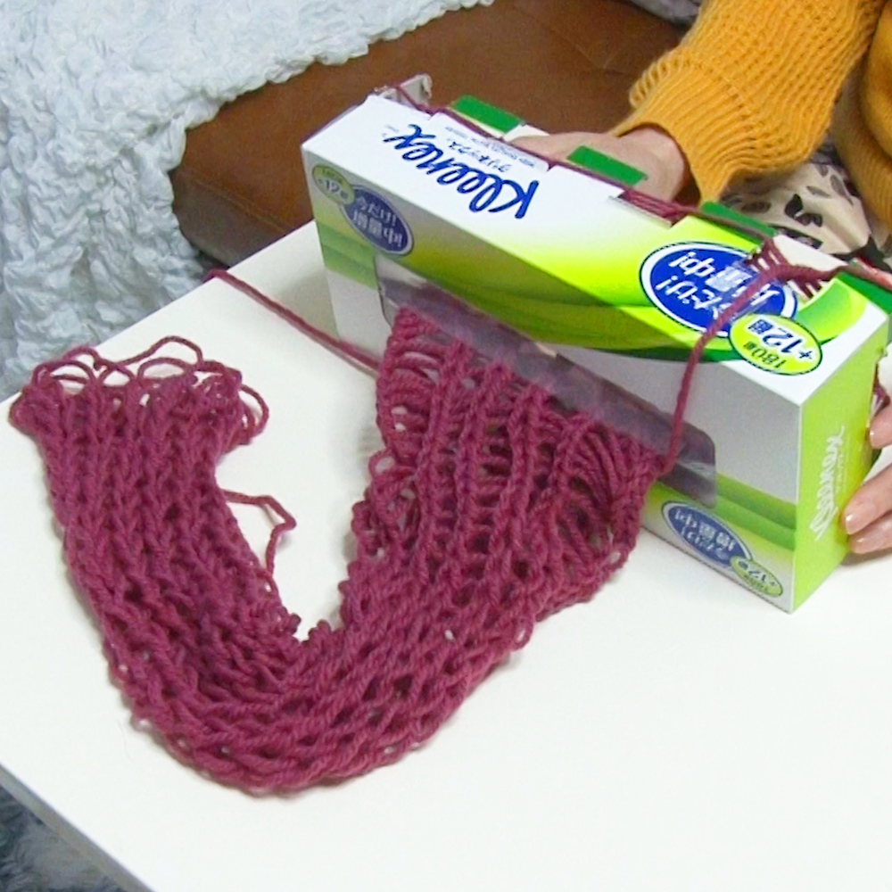 編み棒を使わず「ティッシュの空き箱」で、誰でも“1時間で手編みのマフラーが作れる”裏ワザ