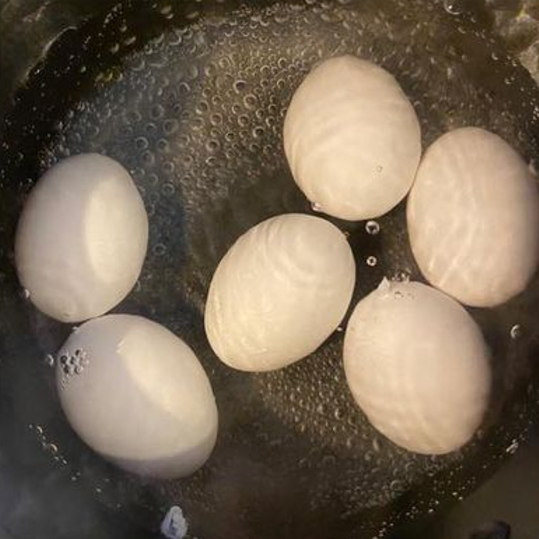 ゆで卵を作る男性