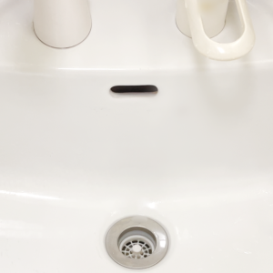 「洗面ボウル上の小さな穴」は放っておくとカビだらけに…。届かない奥の汚れをごっそり落とす掃除術