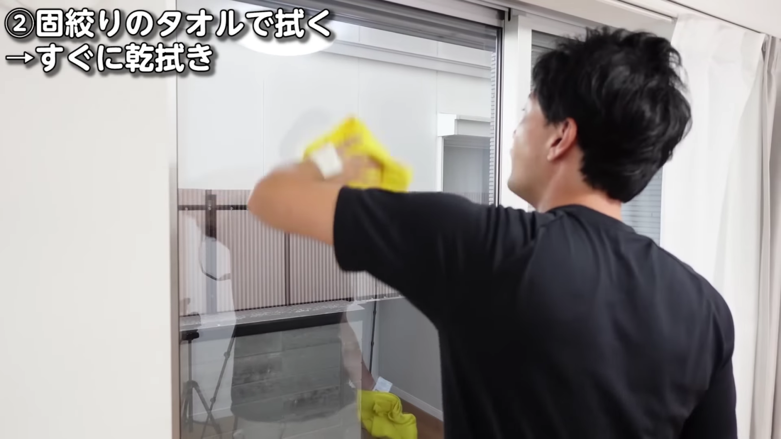 窓掃除をする男性