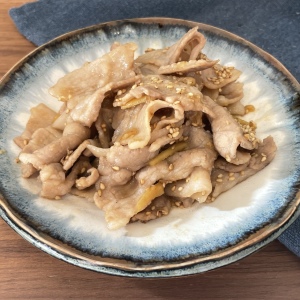 ＜10分で完成ボリュームメインおかず＞「豚バラ肉」を刻んだ生姜と炒め調味料と煮詰めるだけ！
