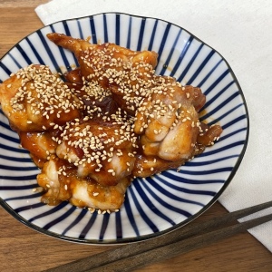「鶏もも肉」を焼いて家にある調味料であえるだけ！10分でつくれる甘辛“韓国風チキン”のつくりかた