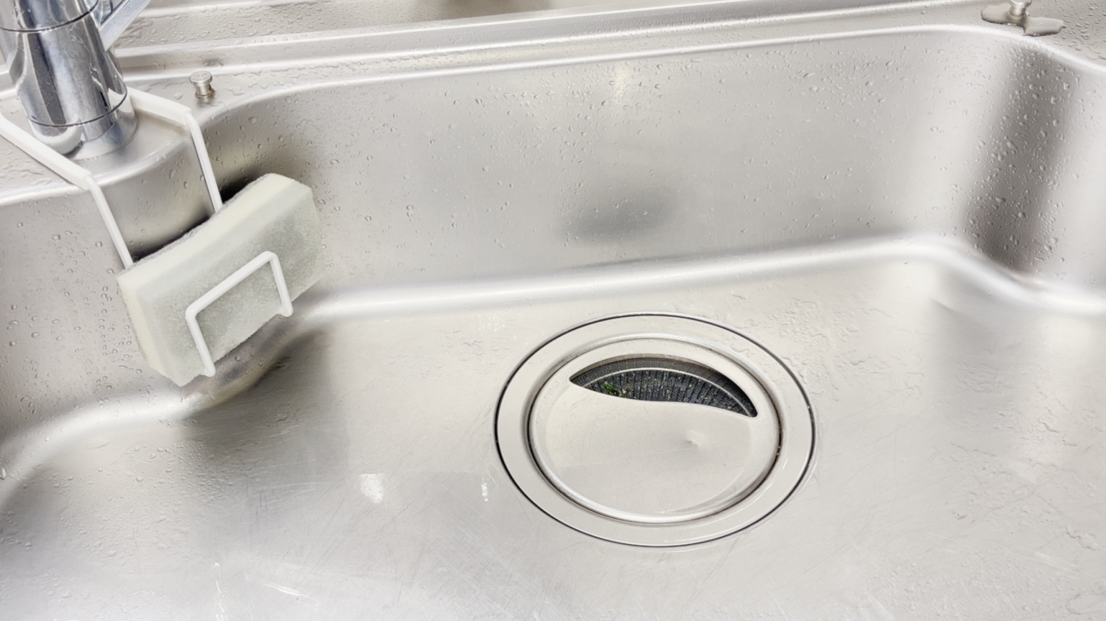 キッチンシンクの水垢に「雑菌」が隠れているかも…。シンクを清潔にキープする“夕食後のお掃除習慣”