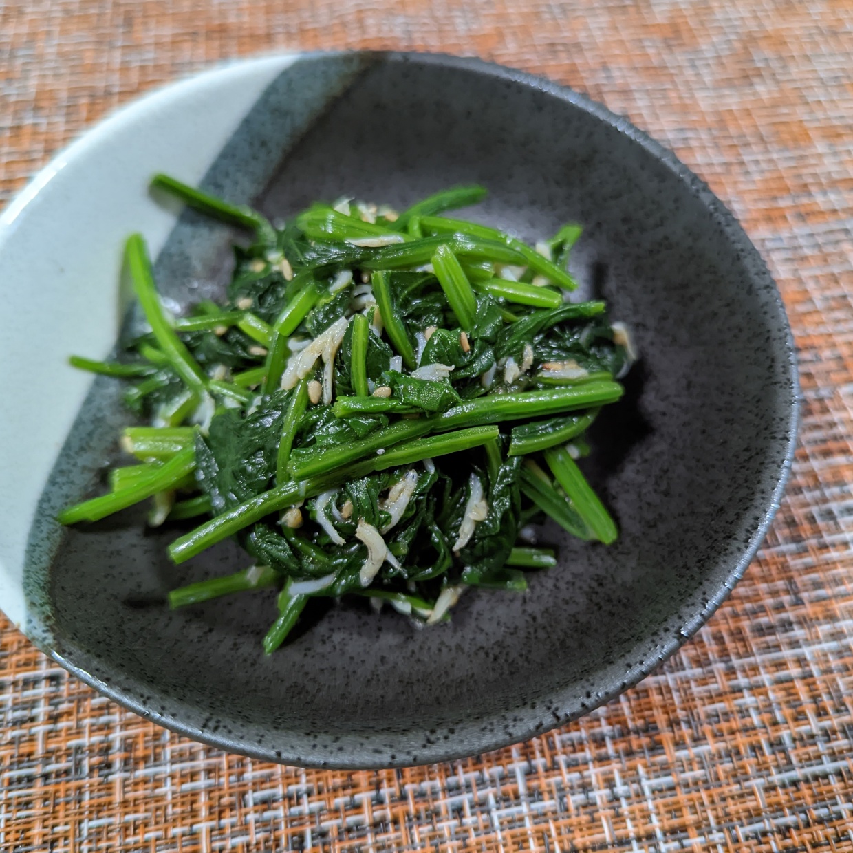  「ほうれん草」をレンジで加熱したら、しらす・とろろ昆布・調味料をまぜるだけ。10分でつくれるレシピ 