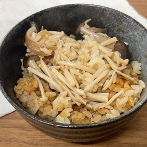 ごま油で炒めた「きのこ」を米の上にのせて炊飯器のスイッチ押すだけ。“焼ききのこの炊き込みごはん”