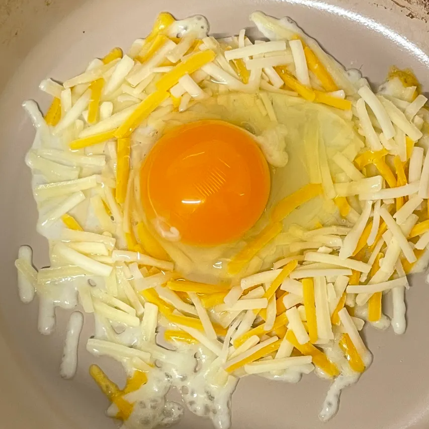  チーズの上に「卵」をのせて焼くだけ5分でつくれるレシピ。ご飯にもトーストにも合う！ 