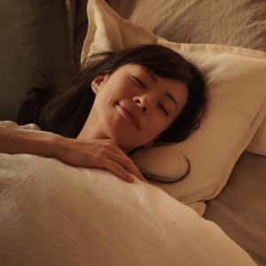 寝る前の“熟睡ヨガ”習慣。自律神経をととのえ、肉体も神経もリラックスしてぐっすり眠れる！