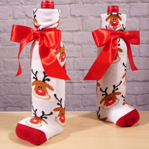 ラッピング袋は不要！靴下とリボンで「クリスマス仕様のボトルラッピング」をする方法