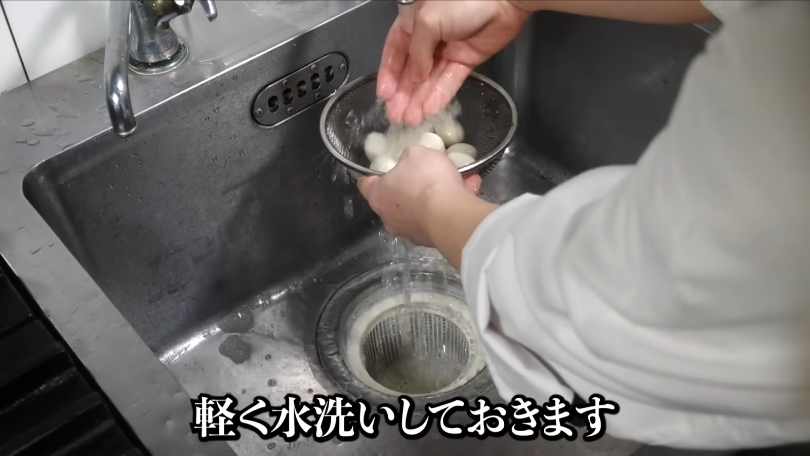 うずらの卵を洗う