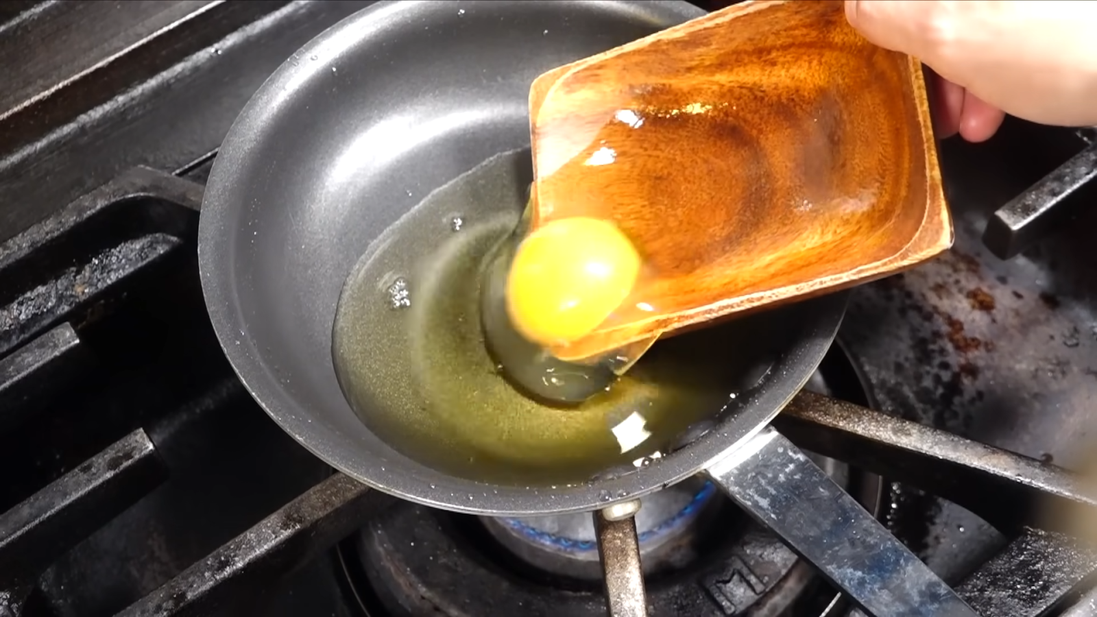 卵をフライパンに移す