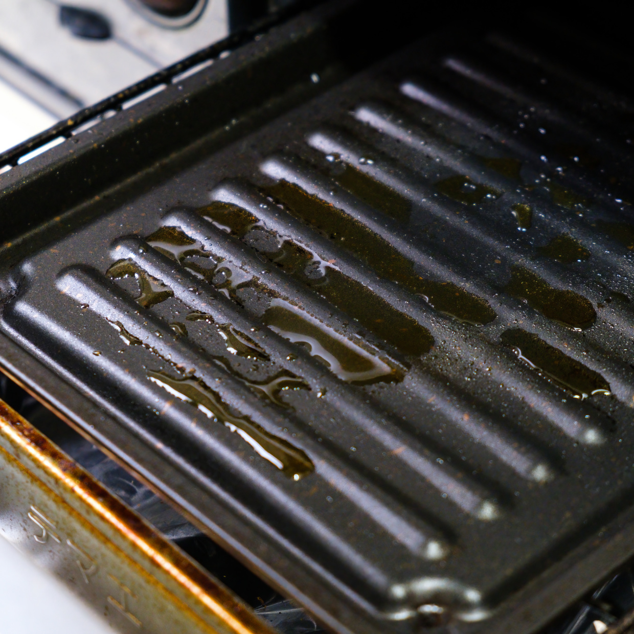 「魚焼きグリル」を洗うのは面倒…。“ラクに”ギトギト油汚れをごっそり落とす！汚れ別掃除3つのステップ