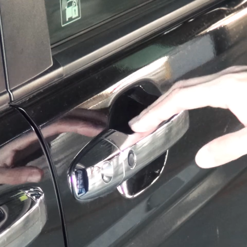  車のドアを触ってもバチッとしない。知らなきゃ損！静電気を防ぐ「身近な2つのアイテム」とは 