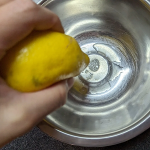 もう絞り器はつかわない。簡単で賢い「レモンの絞り方」レモン汁に種も入らない！