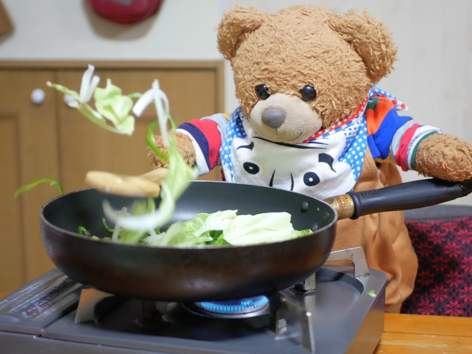 くまくん野菜を炒めている