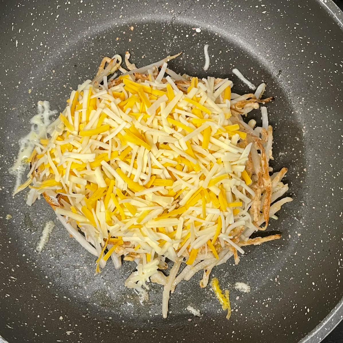  「もやし」を調味料とまぜて焼いたらチーズをのせるだけ。夕食時に5分でつくれるレシピ 