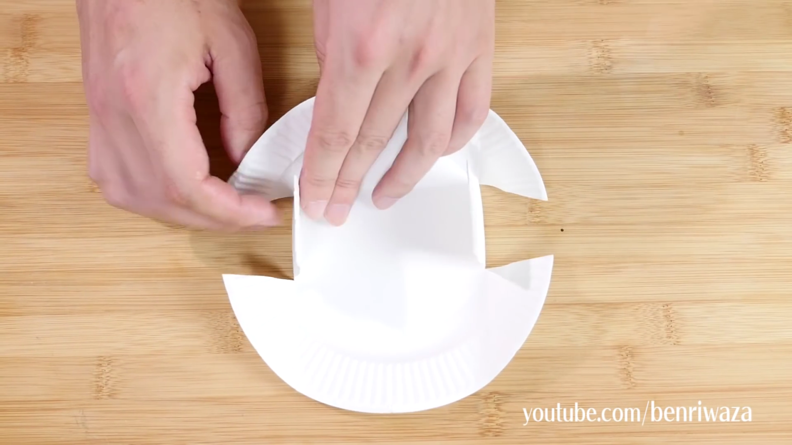 紙皿を折る男性