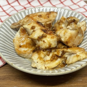 「鶏もも肉」を焼いたらマヨマスタードはちみつ醤油とまぜるだけ。夕食時に10分でつくれるレシピ