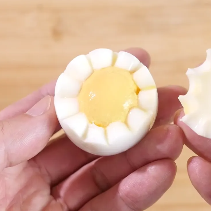  「ゆで卵」を“包丁を使わずに”花型にする方法。お弁当に入れるとかわいい！ 