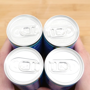 「缶飲料」を8本まとめて手で持つ方法。なんと使うのはティッシュだけ！