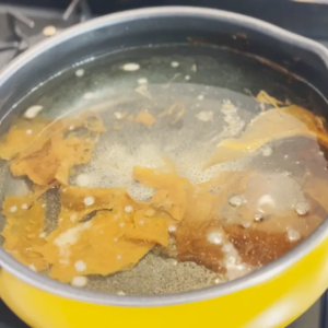 洗うのが大変な「カレーを作り終えた鍋」のニオイや汚れが“浮いてくる”!?魔法のような洗浄術！