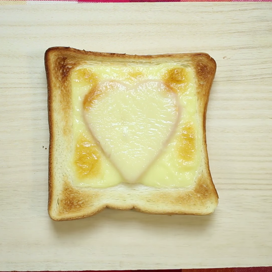  ハムとチーズで「ハートが出てくるかわいいトースト」を作る方法。朝から気分も上がる！ 